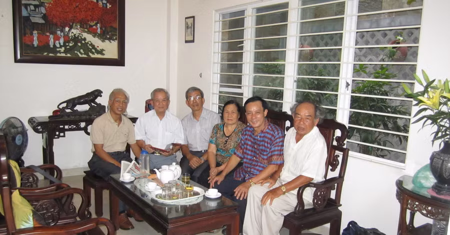 Thầy trò chúng tôi tới thăm cô Giần (dạy Toán) tại nhà riêng ở TP Hồ Chí Minh, ngày 20/7/2014 (thầy Đoàn Minh Tân ngồi bìa phải). Ảnh: NVCC