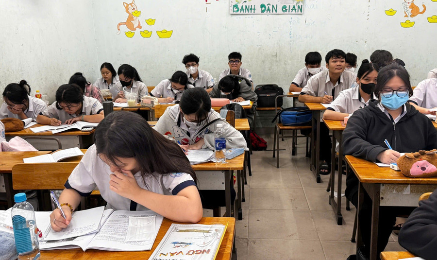 Học sinh Trung tâm GDNN - GDTX Quận 4 nỗ lực ôn tập để đạt kết quả cao trong kỳ thi tốt nghiệp sắp tới. Ảnh: M.A chong-truot-tot-nghiep-cho-hoc-sinh-yeu-1.jpg