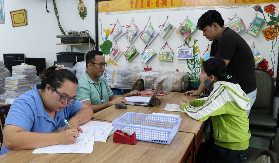 Phụ huynh cùng học sinh đến nộp hồ sơ tại Trường THCS - THPT Diên Hồng. nhieu-truong-trang-ho-so-2.jpg