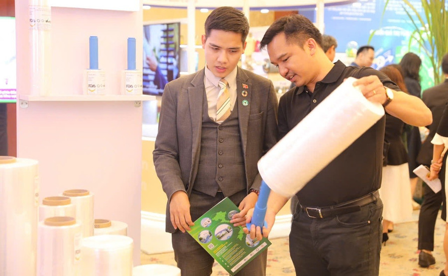 Sản phẩm tái chế được giới thiệu tại triển lãm ở TPHCM. Ảnh: Hà An