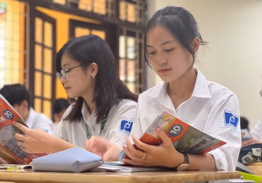 Học sinh Trường THPT Phan Đình Phùng trong giờ học Ngữ văn lớp 10. Ảnh: Đình Tuệ