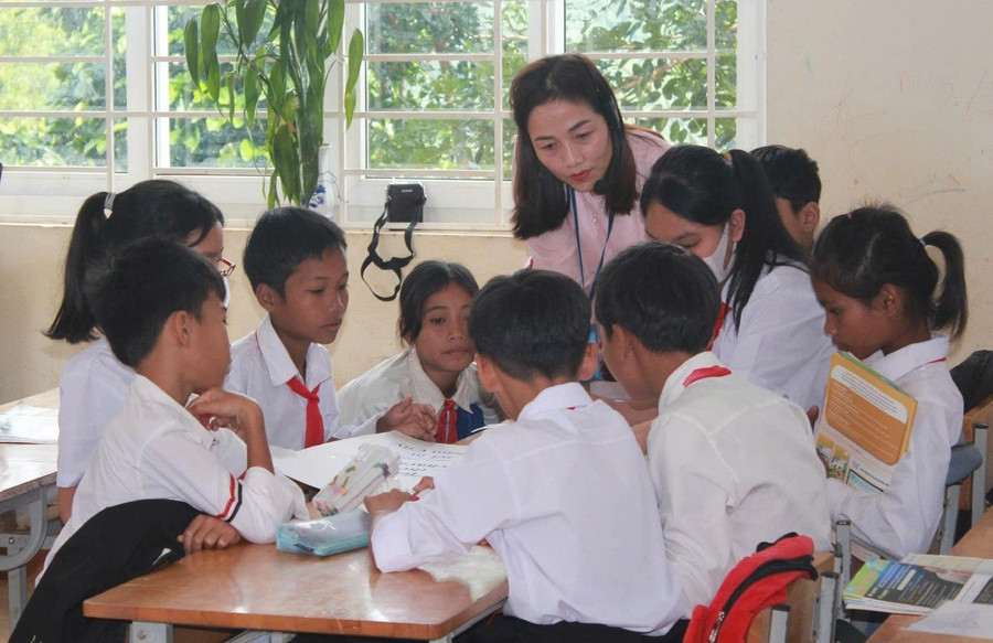 Học sinh Trường Phổ thông Dân tộc bán trú THCS Hướng Phùng (Quảng Trị) tích cực tham gia hoạt động nhóm. Ảnh: Nguyễn Tý