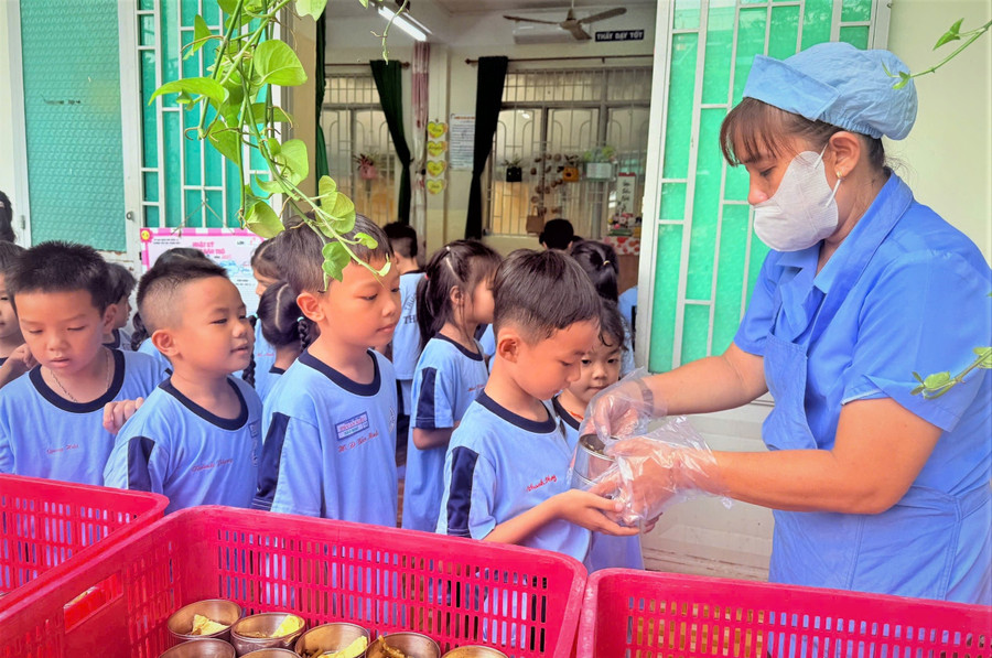 Học sinh Trường Tiểu học Thuận Kiều (phường Đông Hưng Thuận) trong bữa ăn bán trú. Ảnh: MA