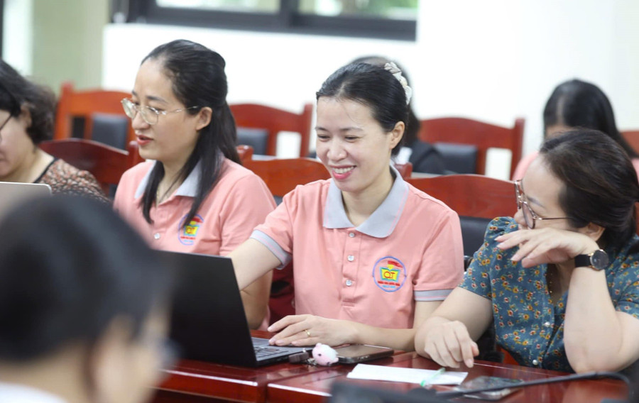 Giáo viên Hà Nội dự tập huấn nâng cao năng lực bảo vệ trẻ em trên môi trường mạng. Ảnh: LC nguoi-bao-ho-hoc-sinh-trong-the-gioi-so-1.jpg