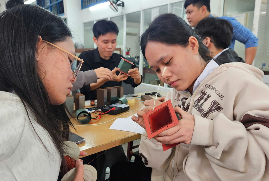 Học sinh Trường THPT Nguyễn Văn Thoại (Cẩm Lệ, Đà Nẵng) trải nghiệm về điện trường. Ảnh: NTCC