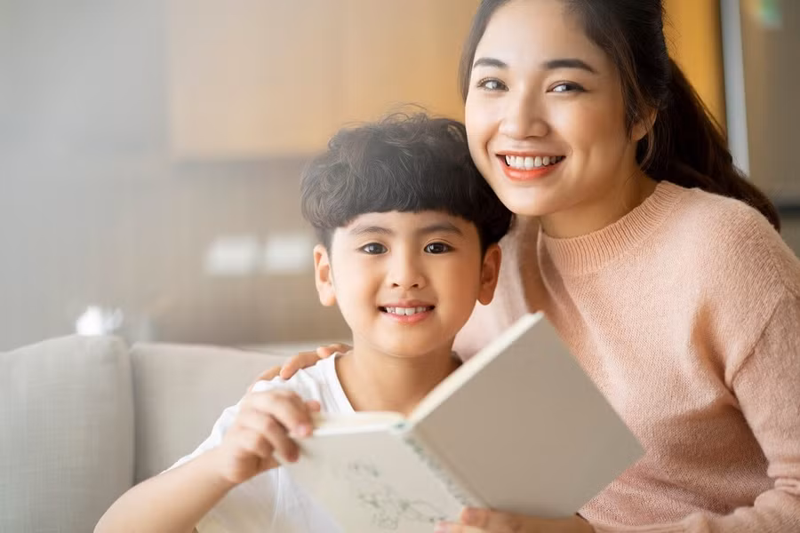 Cha mẹ có thể “nhân hóa” lịch sử bằng cách kể lại những câu chuyện về các nhân vật, khoảnh khắc quan trọng, thay vì chỉ đưa ra dữ kiện. Ảnh minh họa .