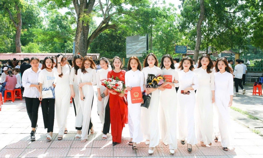 Cô Trịnh Thị Hải (thứ 7 từ phải sang) cùng các bạn học sinh Trường THPT Kim Động (Hưng Yên). Ảnh: NVCC