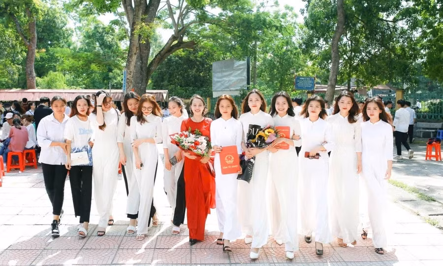 Cô Trịnh Thị Hải (thứ 7 từ phải sang) cùng các bạn học sinh Trường THPT Kim Động (Hưng Yên). Ảnh: NVCC