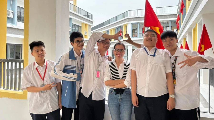 Cô trò Trường THPT Trần Hưng Đạo (Thanh Xuân, Hà Nội).