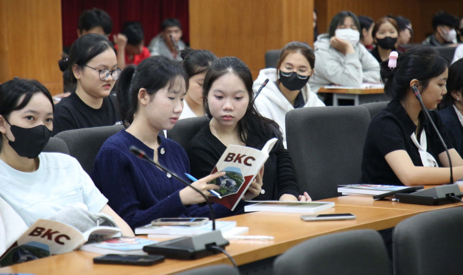 Tân sinh viên khóa 2025 Trường Cao đẳng Bách khoa Sài Gòn trong buổi học định hướng đầu năm học. Ảnh: BKC truong-nghe-uom-mam-ong-chu-2-1694.jpg