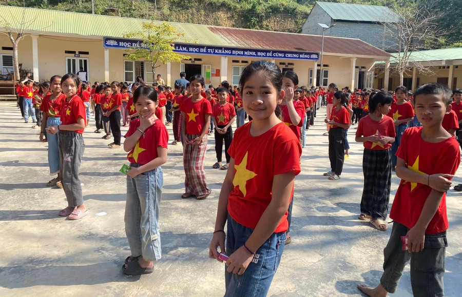 Học sinh Trường PT DTBT Tiểu học Lượng Minh (Lượng Minh, Nghệ An) trong hoạt động ngoài giờ lên lớp. Ảnh: NTCC