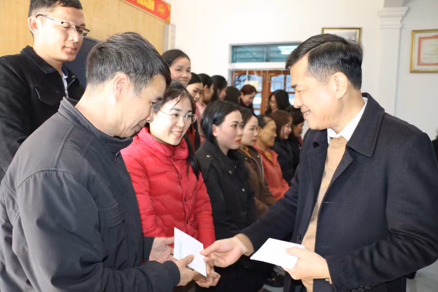 Thầy Lô Thanh Luyến - nhân viên Trường Phổ thông Dân tộc bán trú THCS Đồng Văn (huyện Quế Phong) nhận quà Tết từ lãnh đạo Sở GD&ĐT Nghệ An.