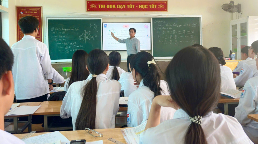 Thầy Lê Đình Tú trong một tiết dạy tại Trường THPT Huỳnh Thúc Kháng. Ảnh: Hồ Lài