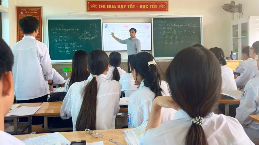 Thầy Lê Đình Tú trong một tiết dạy tại Trường THPT Huỳnh Thúc Kháng. Ảnh: Hồ Lài