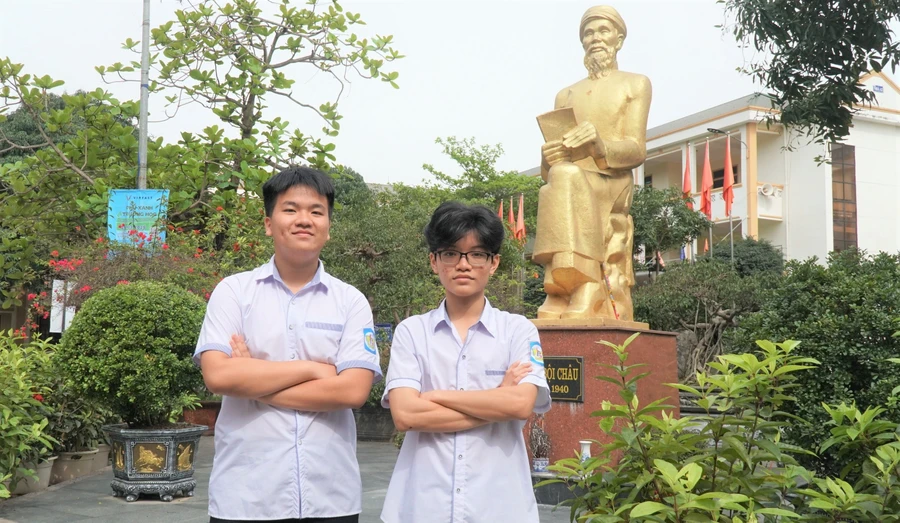 Vũ Đức Pháp (bên trái) và Nguyễn Bảo Phúc là 2 trong 14 học sinh Việt Nam tham gia chương trình “Lãnh đạo thanh niên theo yêu cầu” do Đại sứ quán Hoa Kỳ tài trợ.