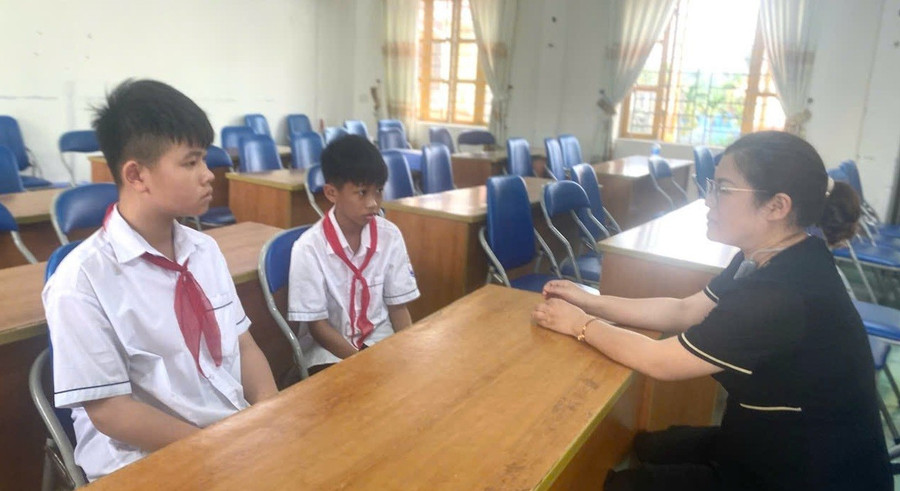 Giáo viên Trường THCS Hoà Nghĩa (Dương Kinh) tư vấn tâm lý học đường cho học sinh. Ảnh: Linh An