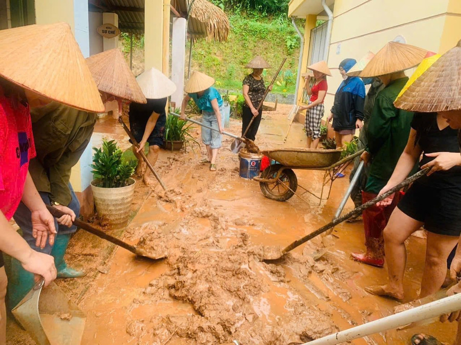 Cán bộ, giáo viên Trường Mầm non Đồng Thịnh (huyện Định Hóa, Thái Nguyên) phối hợp với phụ huynh dọn dẹp khuôn viên nhà trường. Ảnh: Phương Thảo