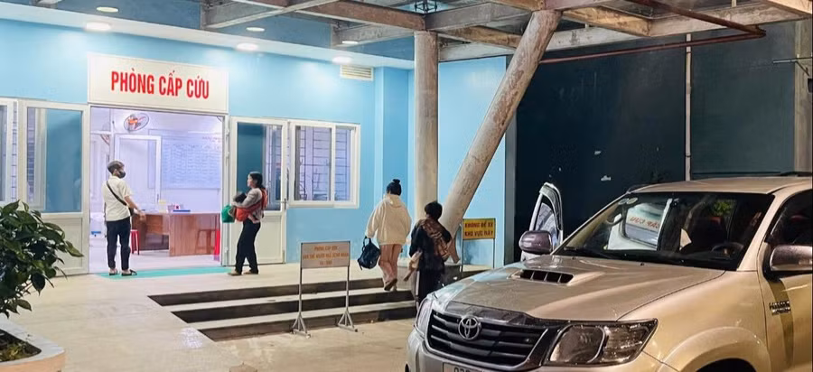 Thầy Lê Huy Phương chở học sinh có dấu hiệu trở nặng chuyển viện xuống TP Tam Kỳ ngay trong đêm. Ảnh: NVCC 