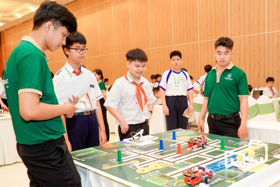 Học sinh TP Cần Thơ tham gia Cuộc thi Robothon cấp thành phố năm 2025. Ảnh: Quốc Ngữ