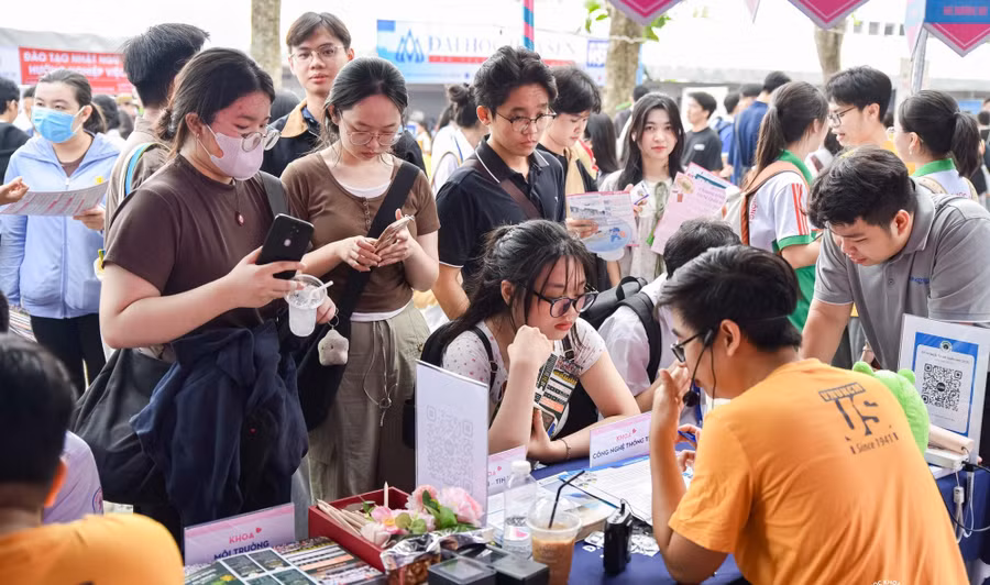 Thí sinh tìm hiểu thông tin tuyển sinh tại Trường Đại học Khoa học Tự nhiên, Đại học Quốc gia TPHCM. Ảnh: HCMUS