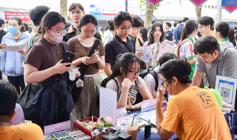 Thí sinh tìm hiểu thông tin tuyển sinh tại Trường Đại học Khoa học Tự nhiên, Đại học Quốc gia TPHCM. Ảnh: HCMUS