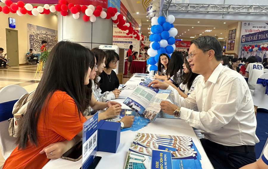 TS Vũ Văn Ngọc (bên phải) – Viện trưởng Viện Đào tạo Tiên tiến, Chất lượng cao và POHE, Đại học Kinh tế Quốc dân trong buổi tư vấn tuyển sinh 2025. Ảnh Ngô Chuyên