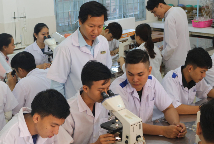 Sinh viên Trường Đại học Cửu Long thực hành trong phòng thí nghiệm. Ảnh: Q. Ngữ