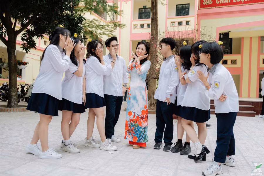 Cô Vũ Thị Lan và học sinh Trường THPT Đống Đa, Hà Nội. Ảnh: Khôi Nguyên