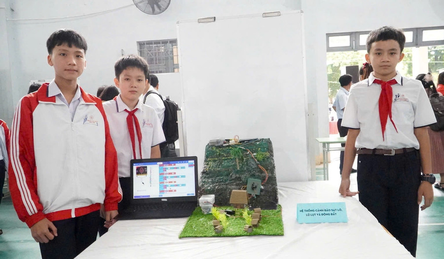 Dự án của nhóm nam sinh đoạt giải Triển vọng trong Hội thi “Sáng tạo cùng micro:bits” về chủ đề sức khỏe tâm thần và biến đổi khí hậu. Ảnh: Trúc Hân