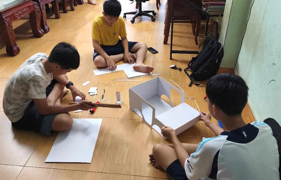 Ba nam sinh tranh thủ thời gian rảnh rỗi để thực hiện dự án “Hệ thống cảnh báo sạt lở, lũ lụt và động đất”. ba-nam-sinh-sang-che-he-thong-canh-bao-thien-tai-2.jpg