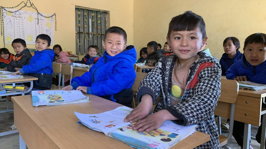 Đại biểu Quốc hội đề xuất, thực hiện cung cấp miễn phí SGK cho học sinh từ năm học 2030 - 2031. Ảnh: Nghiêm Huê