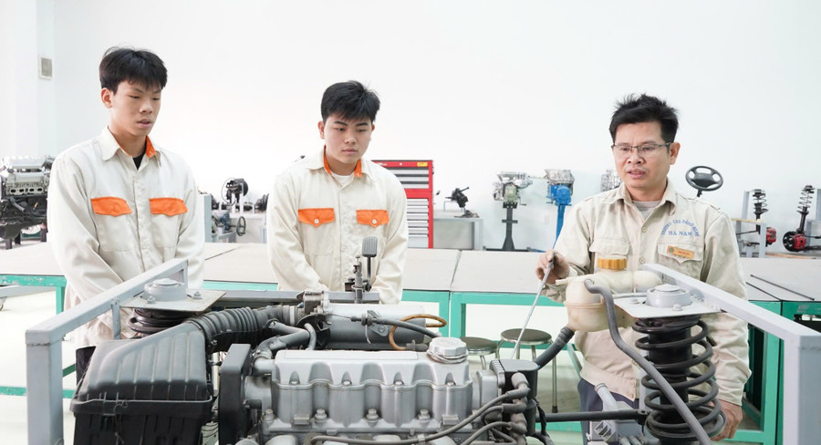 Sinh viên Trường Cao đẳng nghề Hà Nam học về công nghệ ô tô. Ảnh: Đình Tuệ