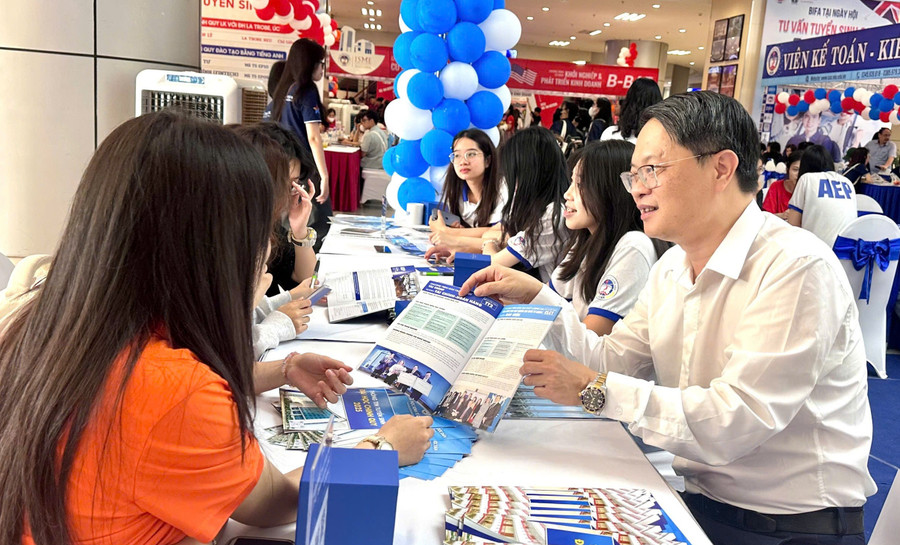 TS Vũ Văn Ngọc tư vấn tuyển sinh hướng nghiệp cho phụ huynh và học sinh. Ảnh: Ngô Chuyên