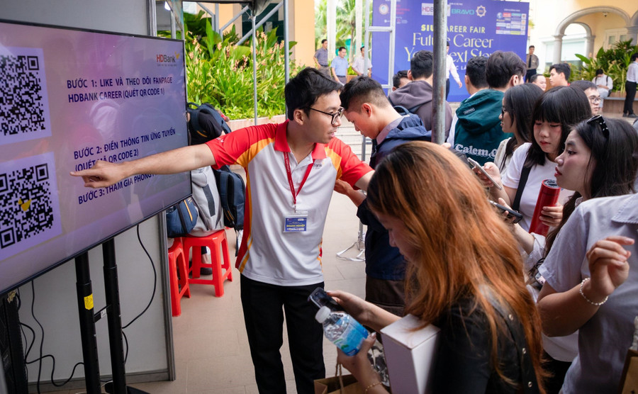 Học sinh, sinh viên tìm hiểu thông tin việc làm tại gian hàng một doanh nghiệp về tài chính, ngân hàng trong chương trình hướng nghiệp tại Trường Đại học Quốc tế Sài Gòn. Ảnh: SIU