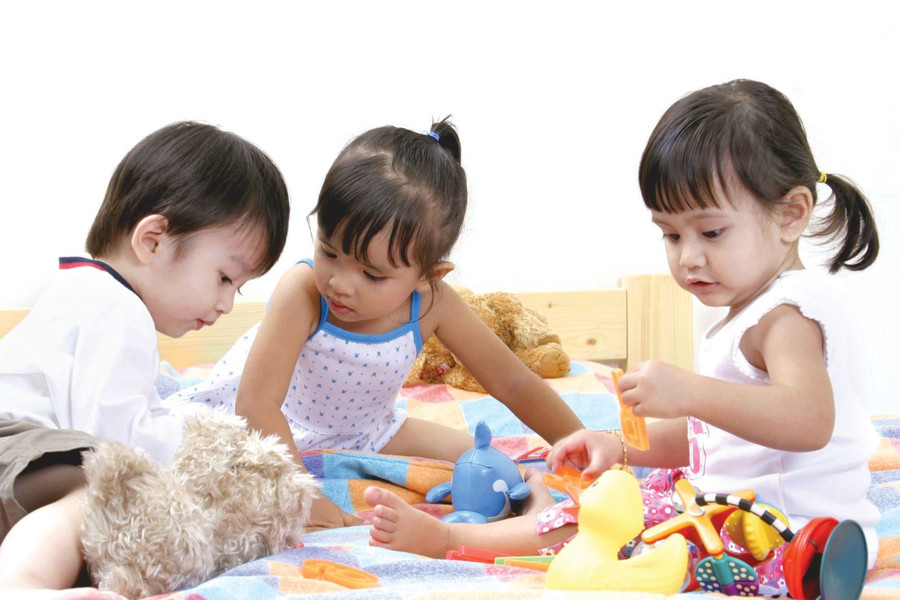 Lắng nghe là một yếu tố quan trọng trong giao tiếp mà nhiều cha mẹ bỏ qua khi tiếp xúc với con. Ảnh minh họa. trao-quyen-the-hien-y-kien-cho-tre-2.jpg