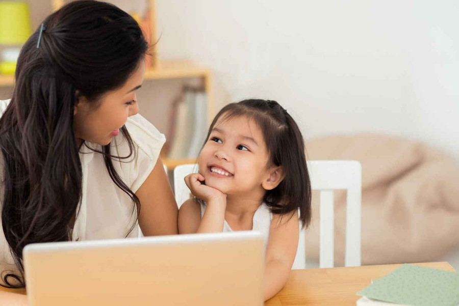 Với trẻ em cùng độ tuổi, khả năng diễn đạt ở bé gái thường tốt hơn bé trai. Ảnh minh họa. trao-quyen-the-hien-y-kien-cho-tre-3.jpg