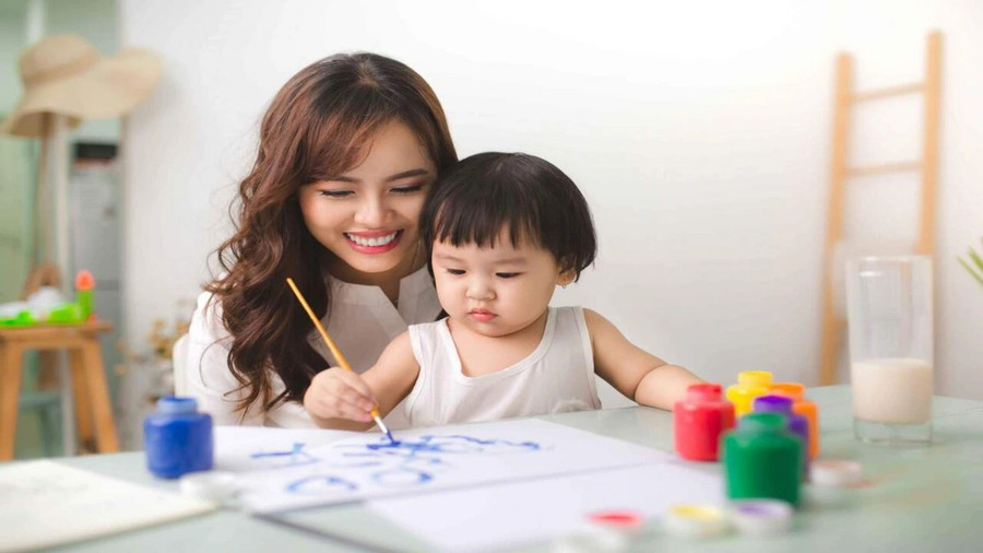 Lúc nhỏ tuổi, các bé thường chưa có khả năng diễn đạt gãy gọn. Ảnh minh họa.