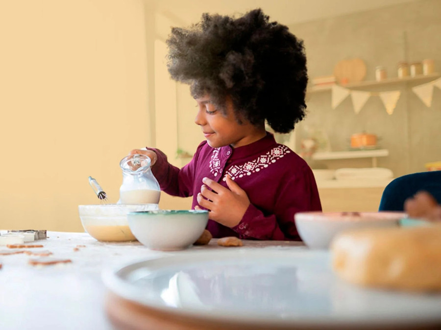 Cha mẹ hãy dạy và cùng làm một vài lần, rồi lùi lại để con tự làm. Ảnh: INT.