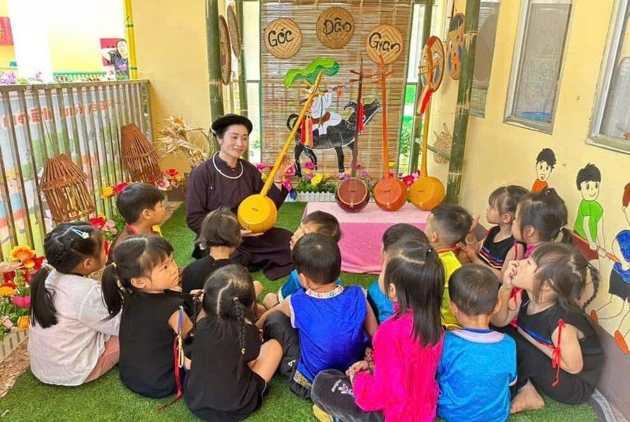 Giáo viên Trường Mầm non Yên Trạch (Phú Lương, Thái Nguyên) dạy trẻ về nhạc cụ dân tộc.
