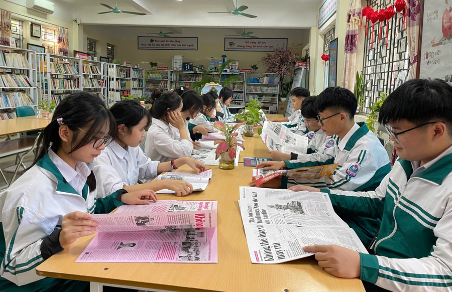 Học sinh Trường THPT Kim Sơn A đọc Báo Giáo dục và Thời đại. Ảnh: TG