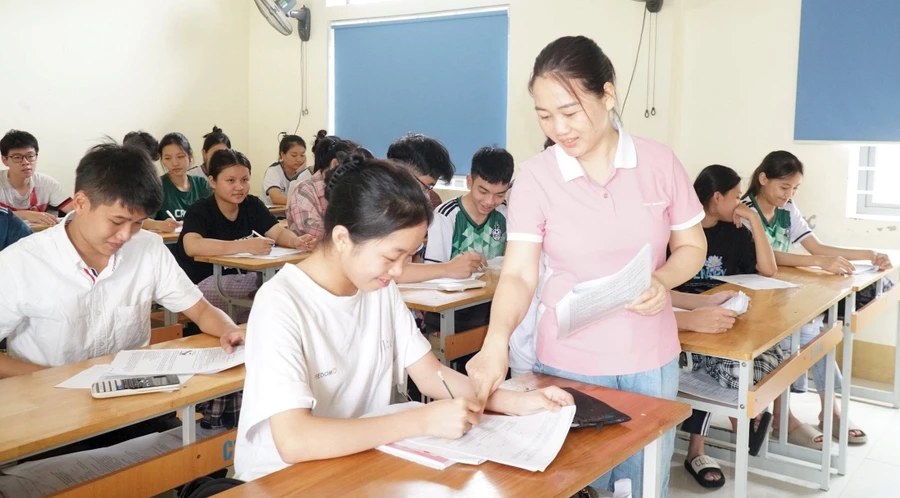 Cô và trò Trường THPT Nam Đàn 2 (Nghệ An). Ảnh: INT