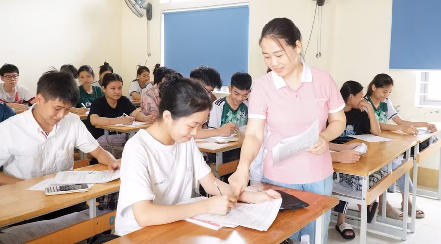 Cô và trò Trường THPT Nam Đàn 2 (Nghệ An). Ảnh: INT