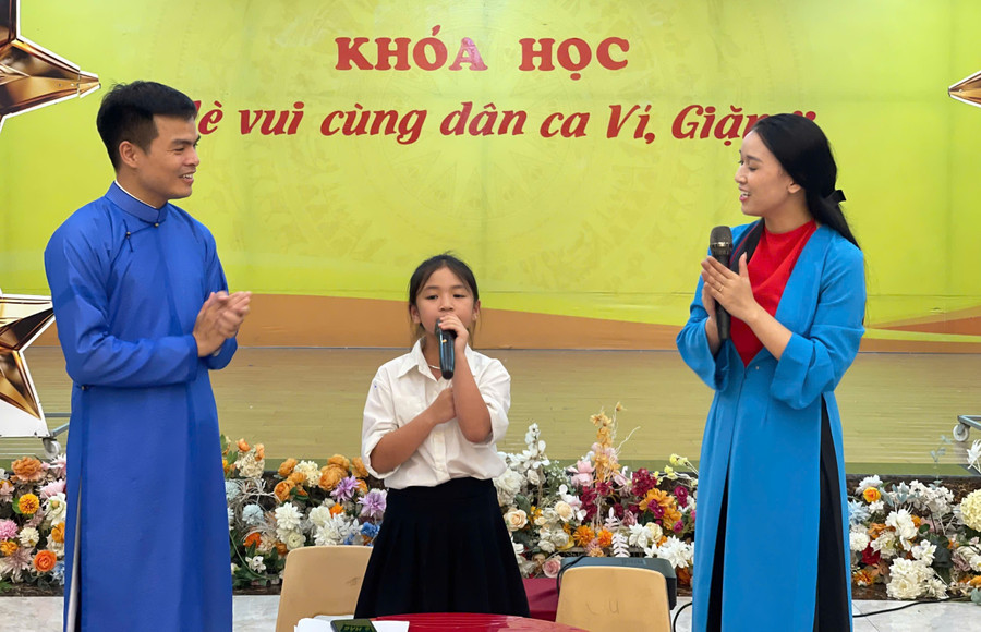 Khóa học “Hè vui cùng dân ca Ví, Giặm” miễn phí cho thanh thiếu nhi Hà Tĩnh trong dịp hè. di-san-den-gan-the-gioi-cua-tre-tho-2.jpg