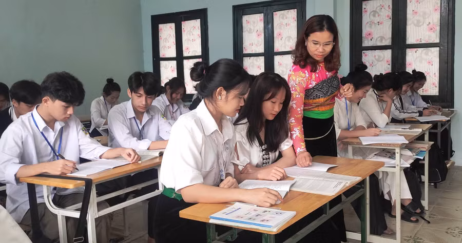 Cô giáo và học sinh trong giờ học ở Trường THPT Quan Sơn (Thanh Hóa).