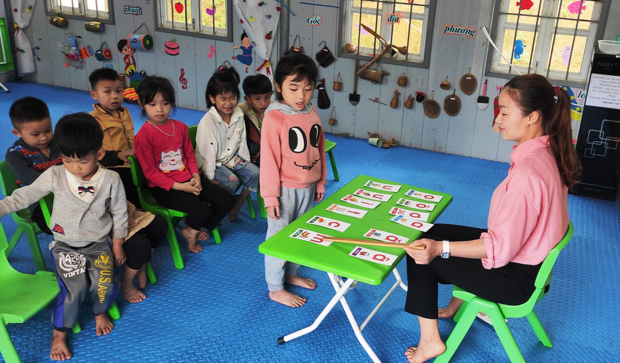 Cô trò ở khu Eo Điếu - Trường Mầm non Cổ Lũng (Bá Thước, Thanh Hóa). du-dieu-kien-giao-vien-van-cho-thang-hang-2.jpg