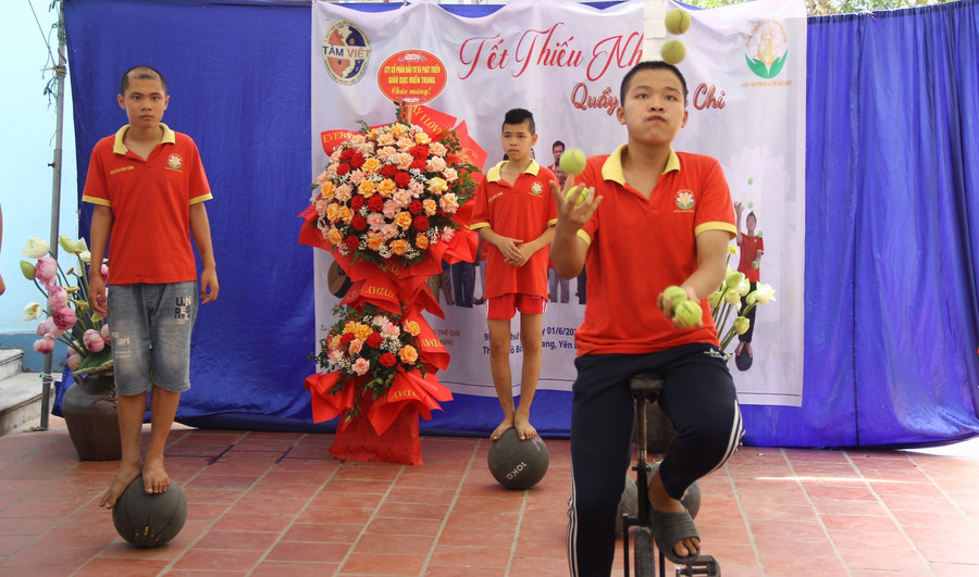 Một hoạt động giáo dục, hướng nghiệp cho trẻ tự kỷ tại Trung tâm Hỗ trợ phát triển hòa nhập Hoa Xuyến Chi. Ảnh: Sỹ Điền