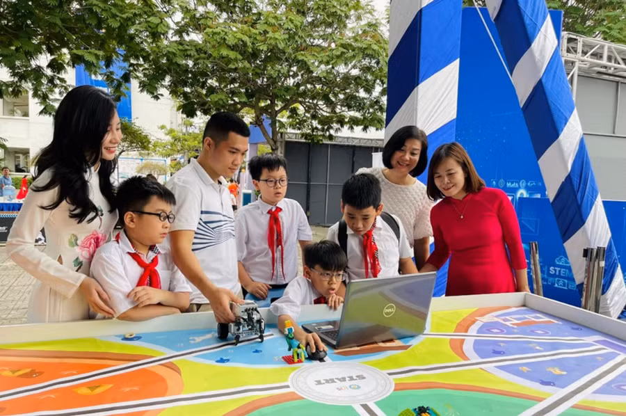 Giáo viên và học sinh Trường Tiểu học Thăng Long (quận Hoàn Kiếm, Hà Nội) tham dự Ngày hội Công nghệ thông tin và STEM ngành GD-ĐT Hà Nội năm 2024. Ảnh: Lan Anh