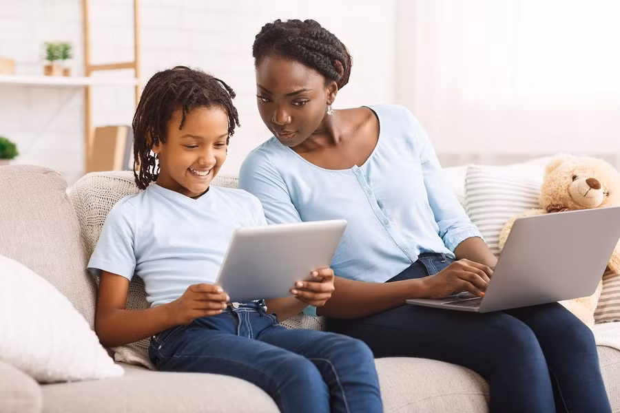 Cha mẹ và trẻ cần hạn chế đăng thông tin cá nhân trên Internet. Ảnh: INT.