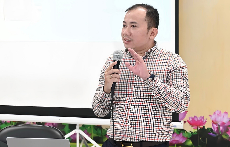 Nhà báo Nguyễn Phú Huân - Biên tập viên Đài Tiếng nói Việt Nam. dam-me-lua-chon-va-nga-re-4.jpg