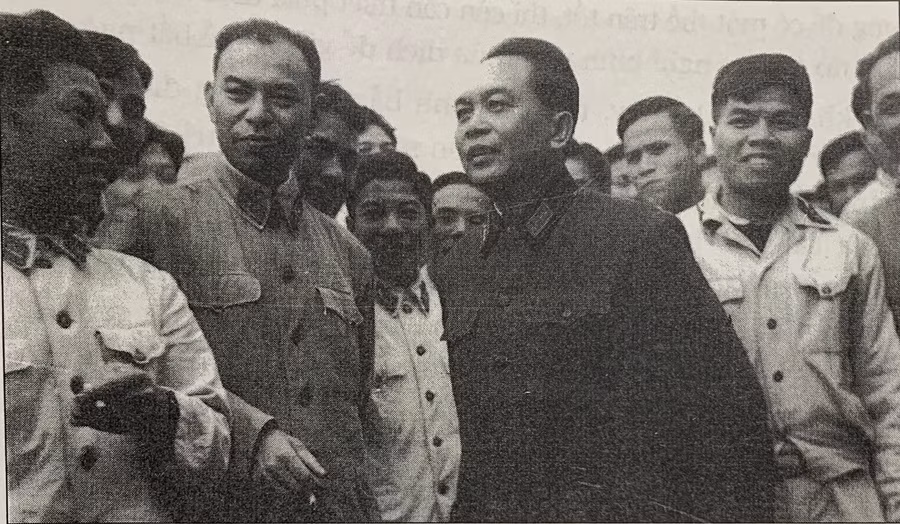 Đại tướng Võ Nguyên Giáp cùng Thượng tướng Hoàng Minh Thảo, Tư lệnh Mặt trận Tây Nguyên. Ảnh: Tư liệu